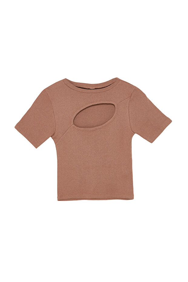 Kahverengi Cut Out Detaylı Vücuda Oturan Bisiket Yaka Crop Fitilli Esnek Örme Bluz TWOSS22BZ0355 - 7