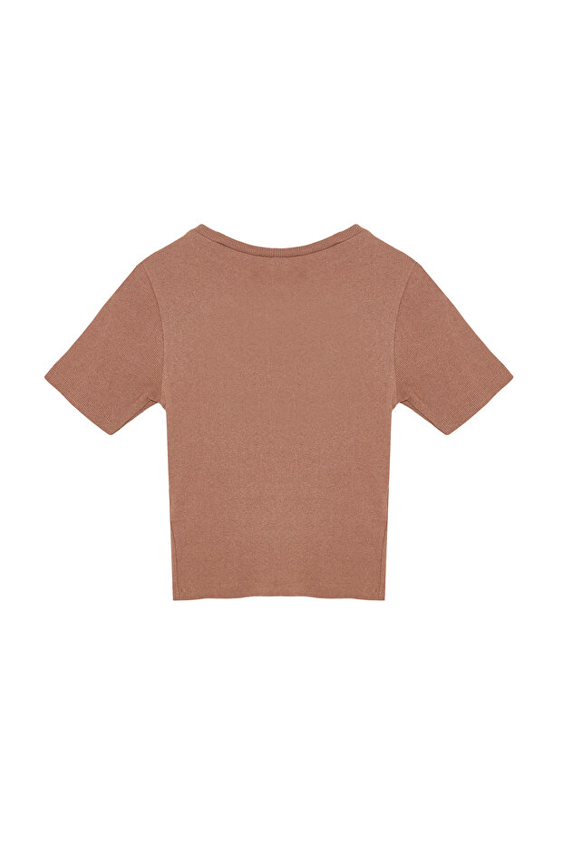 Kahverengi Cut Out Detaylı Vücuda Oturan Bisiket Yaka Crop Fitilli Esnek Örme Bluz TWOSS22BZ0355 - 8