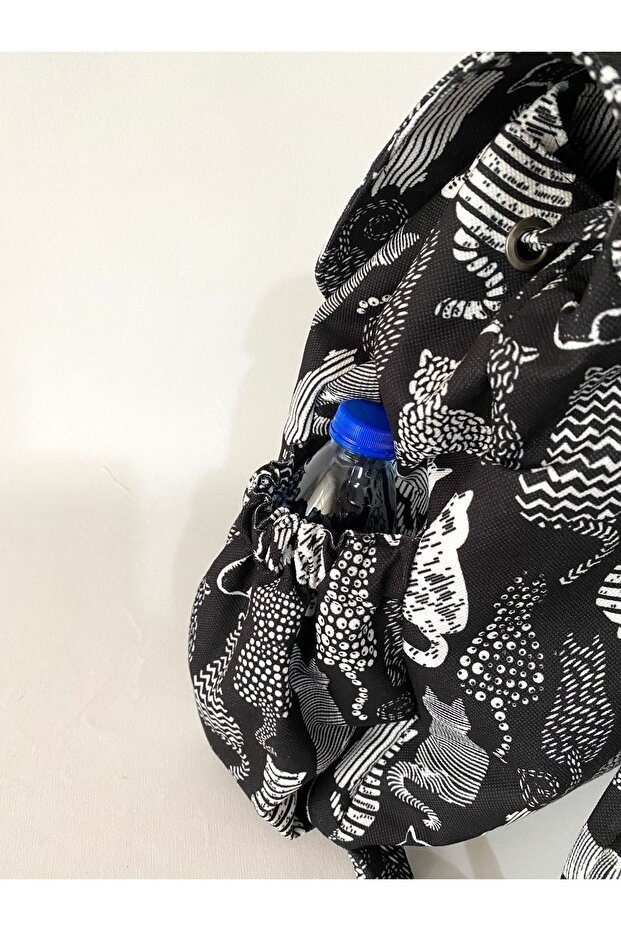 حقيبة ظهر منقوشة باللونين الأبيض والأسود مع جيوب - 3