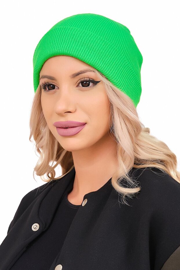 قبعة نسائية أساسية محبوكة مطوية بلون نيون أخضر عادي