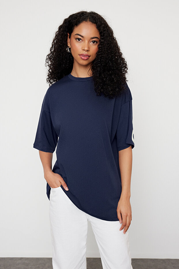 Lacivert %100 Pamuk Sırt Slogan Baskılı Oversize/Geniş Kalıp Örme T-Shirt TWOSS24TS00091 - 4