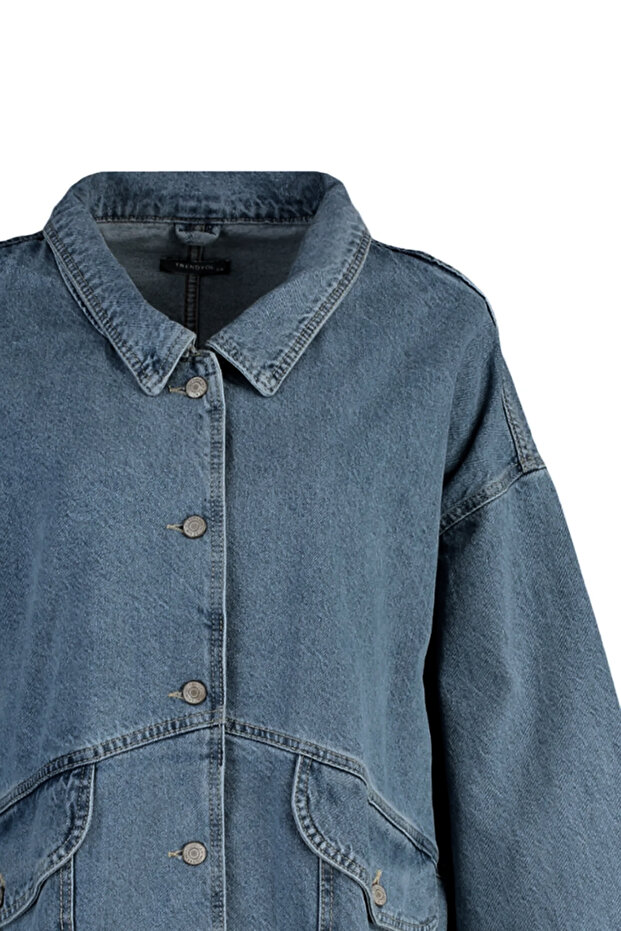 Ciemnoniebieska kurtka dżinsowa typu oversize z kieszeniami TWOSS21CE0289 - 9