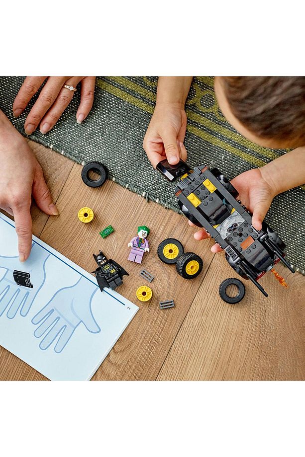 ® Batmobile™ Takibi: DC Batman™ Joker™’e Karşı 76264 Çocuklar için Oyuncak Yapım Seti (54Parça) - 10