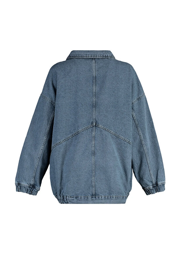 Ciemnoniebieska kurtka dżinsowa typu oversize z kieszeniami TWOSS21CE0289 - 8