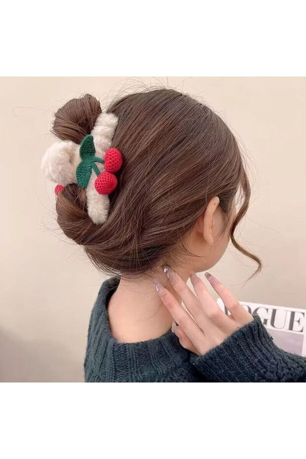 مشبك مزلاج من القطيفة بتفاصيل الكرز