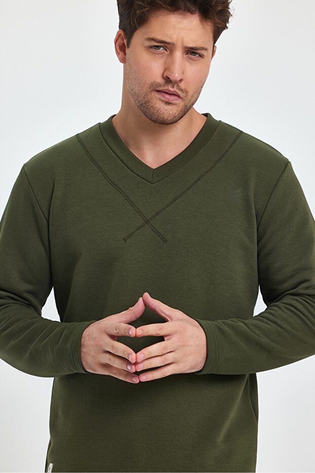 V-NECK LONG SLEEVE SWEAT 3 THREAD COLLAR STRIP DETAIL