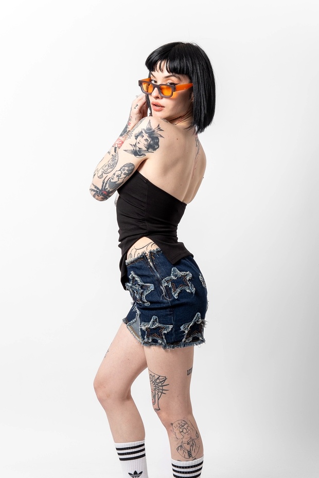 أسود قصير - نموذج أساسي مع رباط جانبي وفتحات مزدوجة - 3