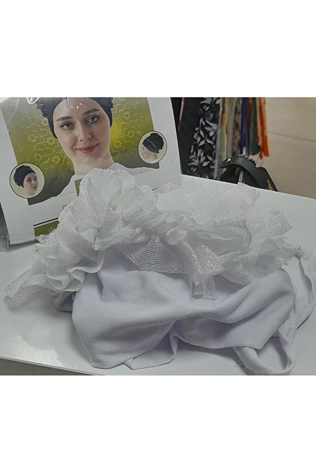 قبعة بيضاء من القطن الممشط مع كشكشة