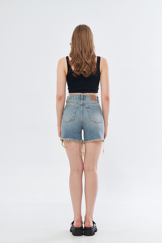 Kadın Açık Mavi Tintli Püsküllü Pis Paça Jean Şort %100 Koton Kumaş Yıpratmalı Denim Şort - 3