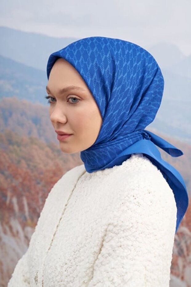 وشاح من القطن بنمط مونوغرام 95x95 - AR 3099 03045
