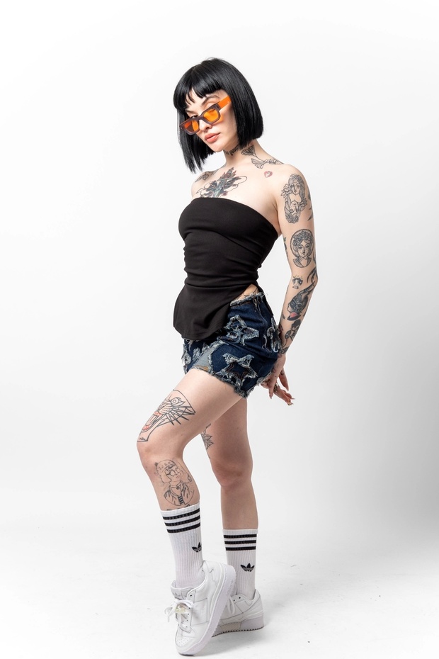 أسود قصير - نموذج أساسي مع رباط جانبي وفتحات مزدوجة - 2