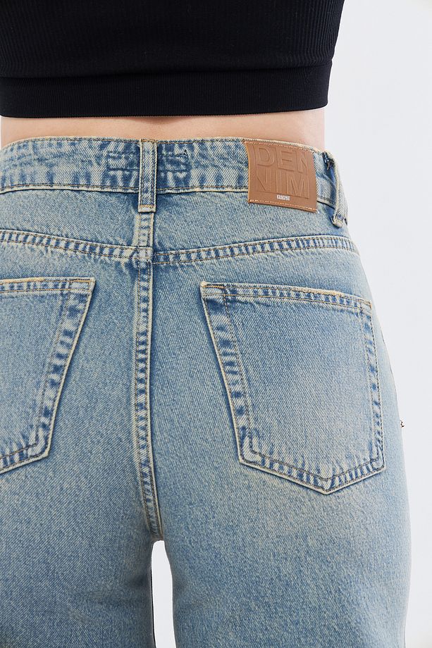 Kadın Açık Mavi Tintli Püsküllü Pis Paça Jean Şort %100 Koton Kumaş Yıpratmalı Denim Şort - 6