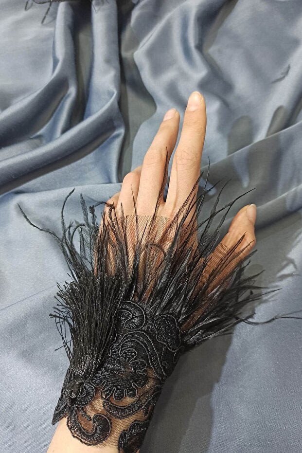 إكسسوار سوار أسود من الريش