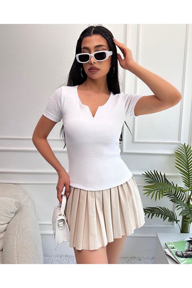 Women's White Knitted Blouse with Plastic Collar Tips
