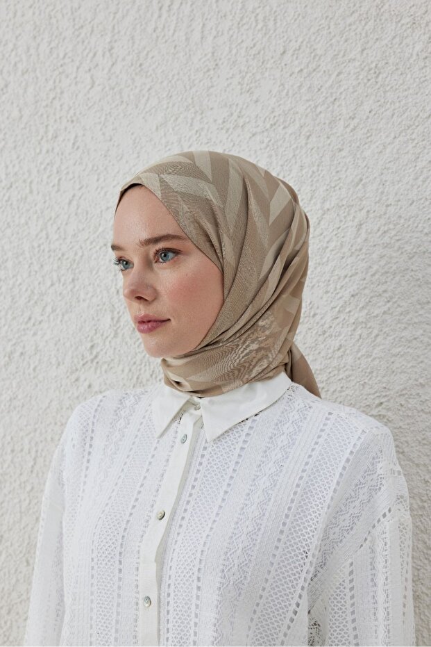 شال جاكار - بيج رملي، نمط متعرج