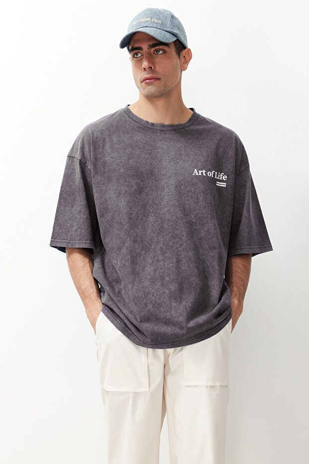 Antrasit Oversize/Geniş Kesim Soluk Efektli Yazı Baskılı %100 Pamuklu T-Shirt TMNSS23TS00166 - 2