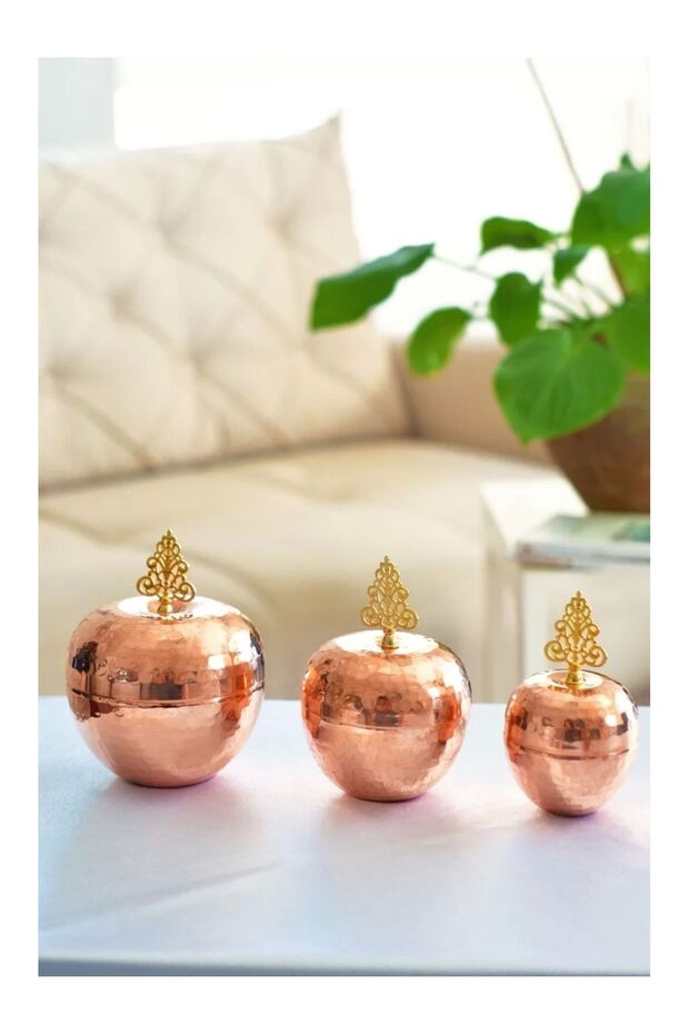 مطرقة نحاسية ومجموعة تفاح مزورة