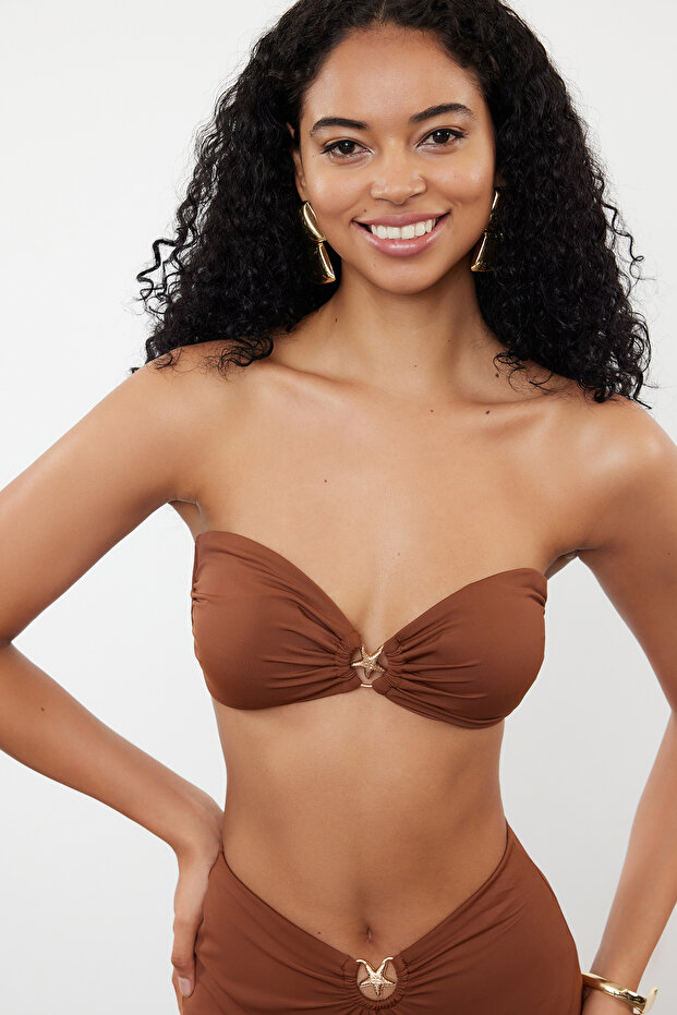 Kahverengi Straplez Kaplı Döküm Aksesuarlı Bikini Üstü TBESS24BU00150 - 4