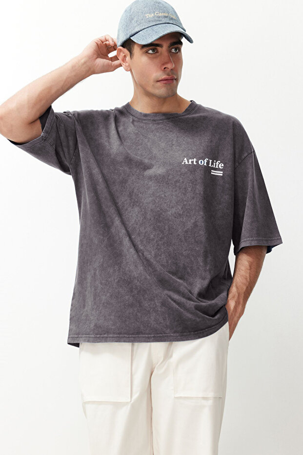 Antrasit Oversize/Geniş Kesim Soluk Efektli Yazı Baskılı %100 Pamuklu T-Shirt TMNSS23TS00166 - 3
