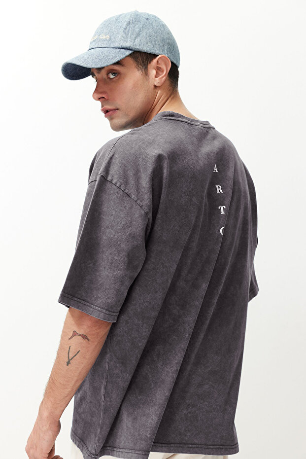 Antrasit Oversize/Geniş Kesim Soluk Efektli Yazı Baskılı %100 Pamuklu T-Shirt TMNSS23TS00166 - 5