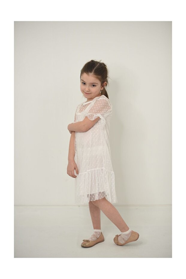 Devojčica u ecru haljini - 2