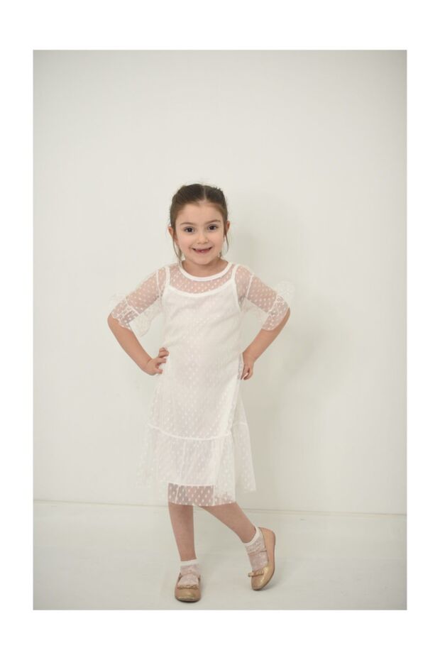 Devojčica u ecru haljini - 1