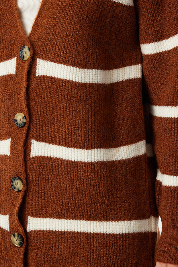 Kahverengi Geniş Kalıp Yumuşak Dokulu Çizgili Triko Hırka TWOAW23HI00191 - 4