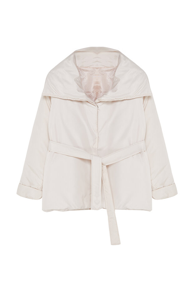 Płaszcz o regularnym kroju w kolorze ecru – szeroki kołnierz i wiązanie w talii TBBAW25AW00006 - 6