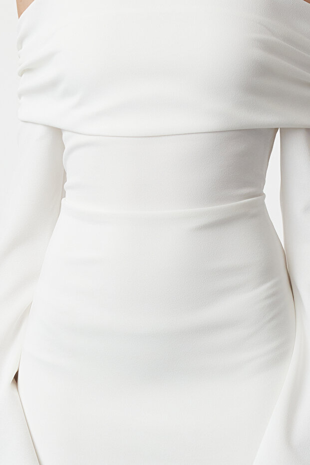 Bílé pletené dlouhé stylové večerní šaty Carmen s výstřihem Tprss24Ae00204 - 4