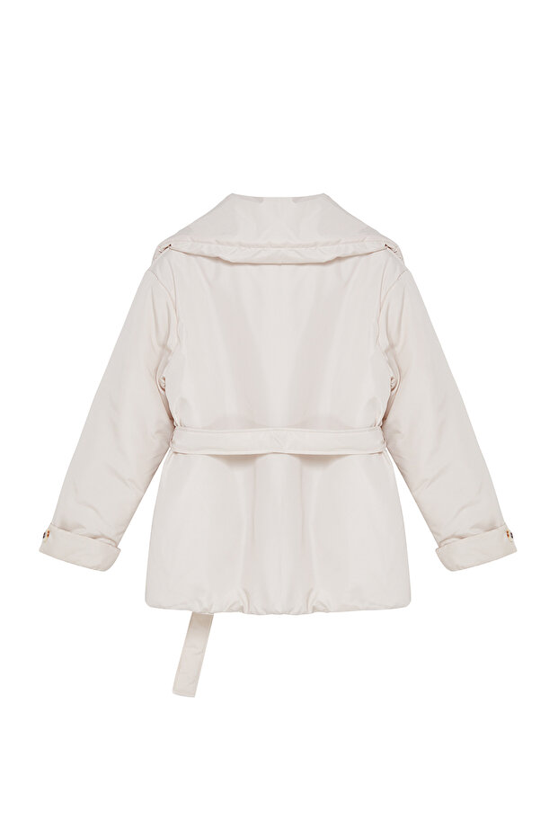 Płaszcz o regularnym kroju w kolorze ecru – szeroki kołnierz i wiązanie w talii TBBAW25AW00006 - 7