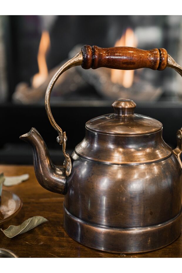 إبريق شاي نحاسي طراز حديث بمقبض خشبي بلون أكسيد