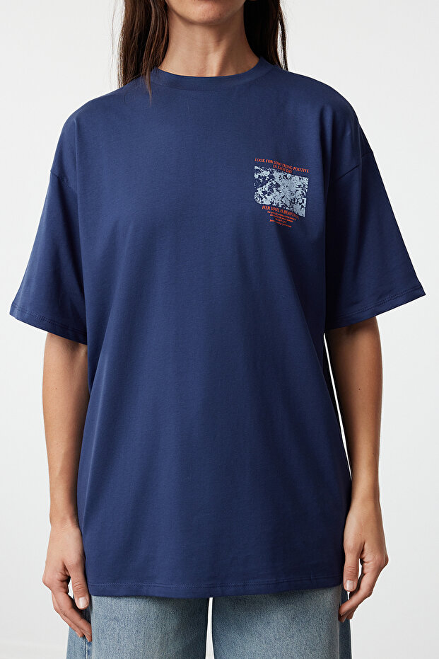 Lacivert %100 Kalın Pamuklu Ön ve Arka Baskılı Oversize/Rahat Kesim Örme T-Shirt TWOSS23TS00269 - 3