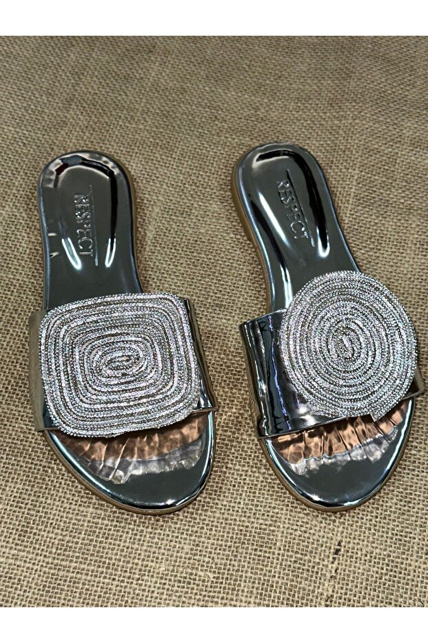 النعال الحجرية منقوشة - 1