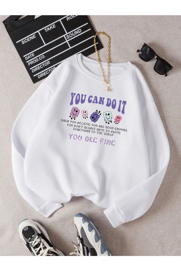 سويت شيرت أبيض كبير الحجم - نسائي، مطبوع عليه "You Can Do It".