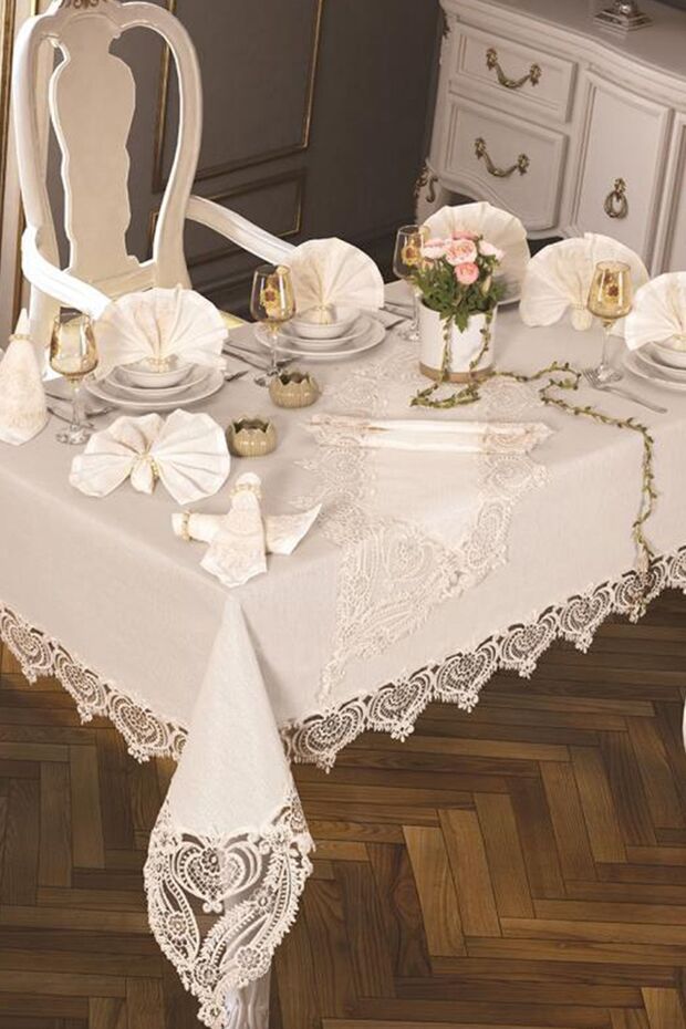Rose Heart Tablecloth 26 Pieces Cream