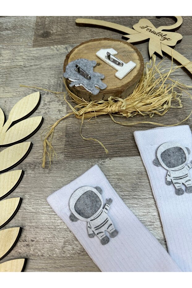 مفهوم الفضاء - جوارب للركبة على شكل رائد فضاء - 2