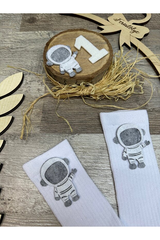 مفهوم الفضاء - جوارب للركبة على شكل رائد فضاء - 4