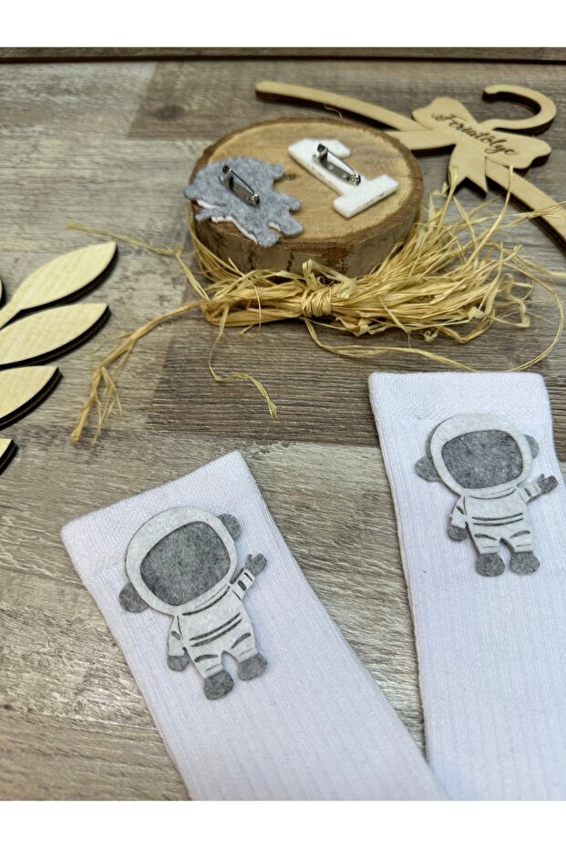 مفهوم الفضاء - جوارب للركبة على شكل رائد فضاء - 3