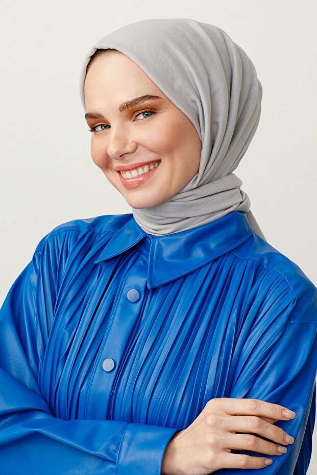 شال قطني باللون الرمادي الفضي