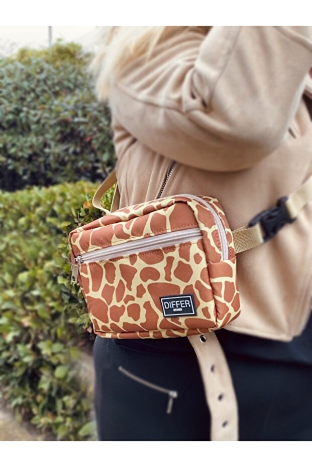 حقيبة كتف منقوشة على شكل زرافة من ستوديو - 1