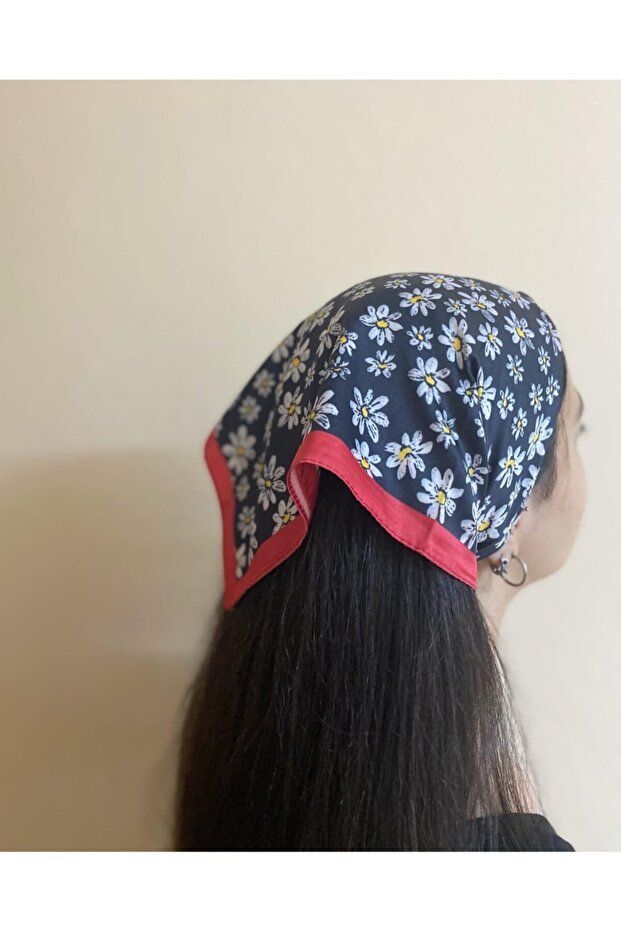 وشاح نسائي منقوش باللون الأسود