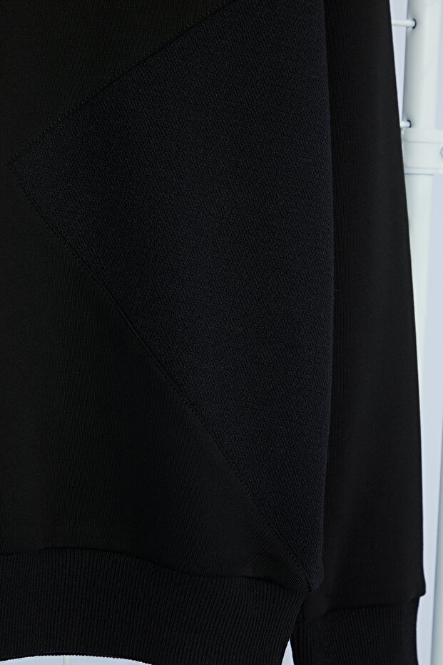 Siyah Regular/Normal Kesim Dokulu Panel Detaylı Basic Sweatshirt TMNAW25SW00149 - 7