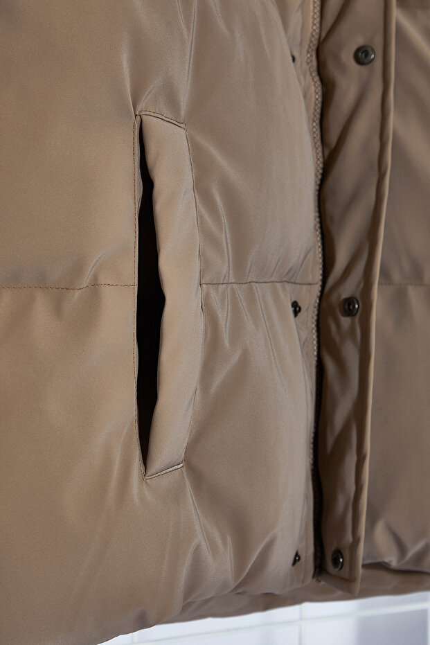 Açık Kahverengi Oversize Fit Dik Yaka Kışlık Şişme Mont TMNAW24MO00012 - 8