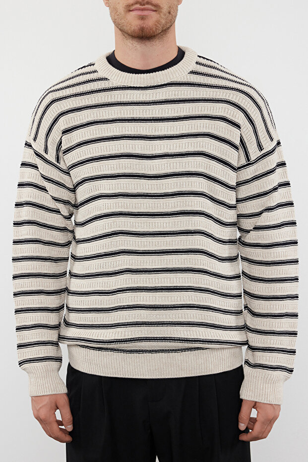 Bej Casual Unisex Bisiklet Yaka Çizgili Triko Kazak TMNAW25KZ00025 - 3