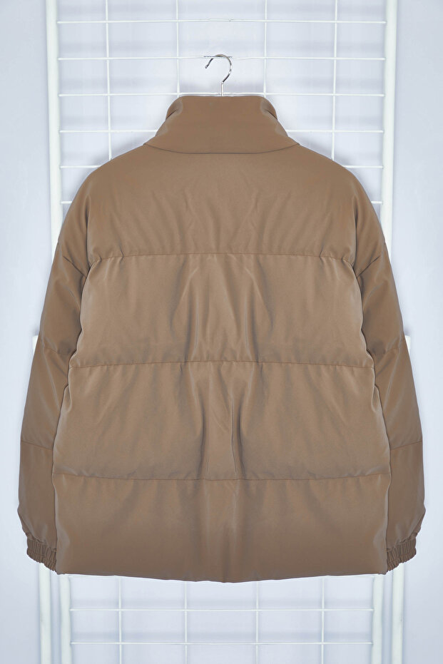 Açık Kahverengi Oversize Fit Dik Yaka Kışlık Şişme Mont TMNAW24MO00012 - 9