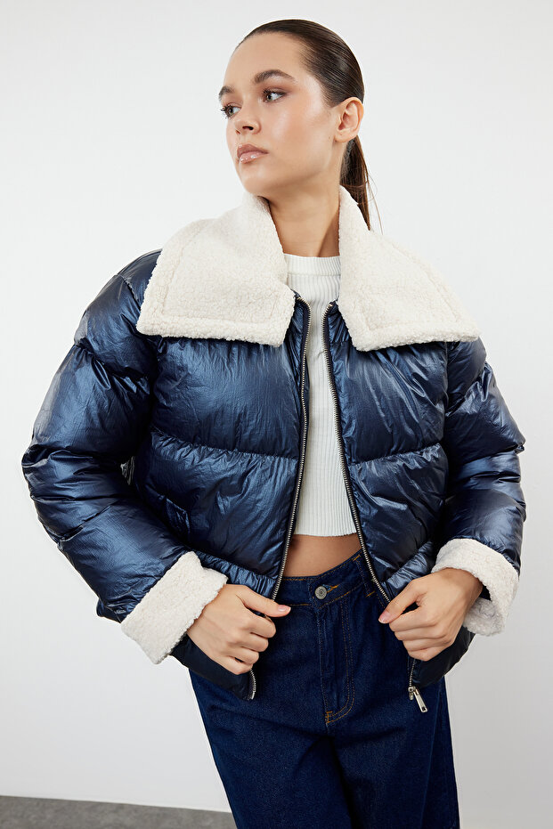 Zářivá námořnická modrá bunda Puffer - plyšový límec a detail opasku, vodoodpudivá TWOAW25MO00062 - 1