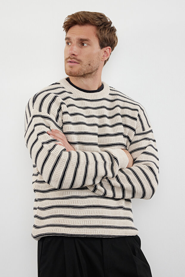 Bej Casual Unisex Bisiklet Yaka Çizgili Triko Kazak TMNAW25KZ00025 - 1