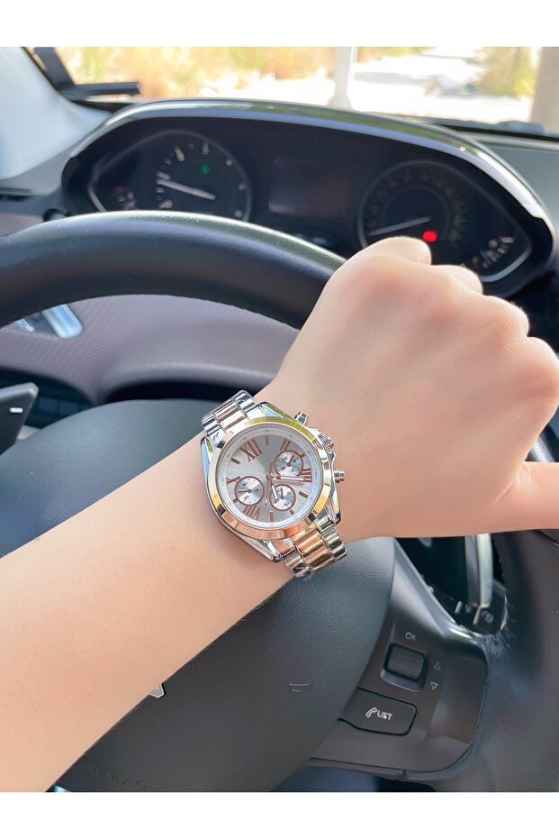 Stylish Quartz Women's Wristwatch with Roman Numerals