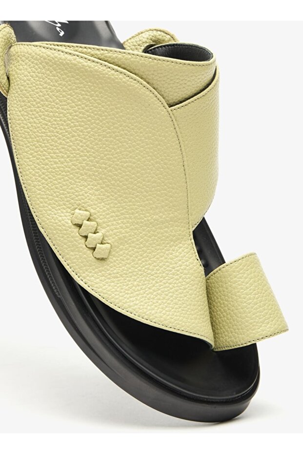 Solid Slip-On Arabic Sandals with Toe Loop Detail - 4