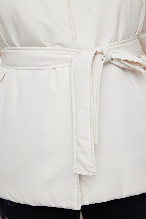 Płaszcz o regularnym kroju w kolorze ecru – szeroki kołnierz i wiązanie w talii TBBAW25AW00006 - 4